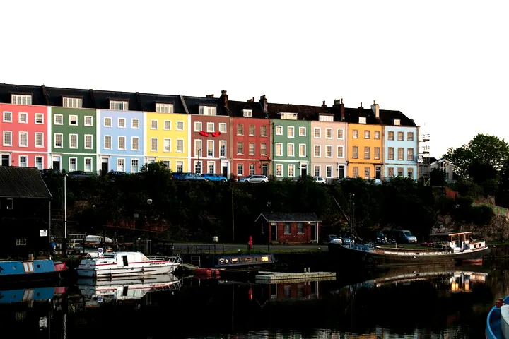 Colourful terraces above the harbour near Finzels Reach