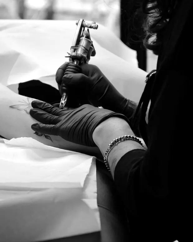 Edie Vane working a traditional piece, machine in hand
